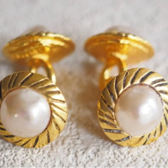 CHANEL vintage unisex cufflinks faux pearl and gold color - Rank A - Picture 2 of 5